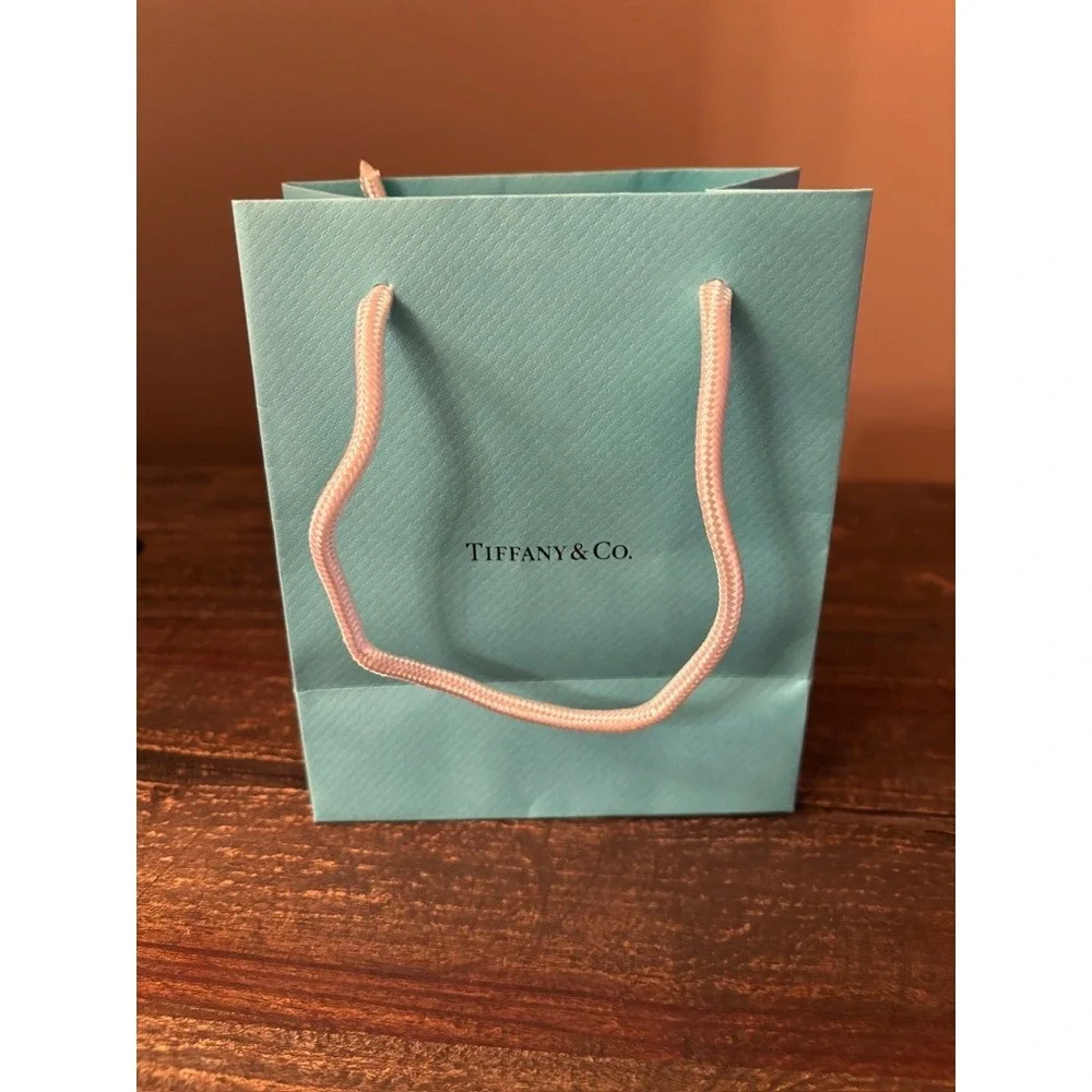 TIFFANY & Co. 5